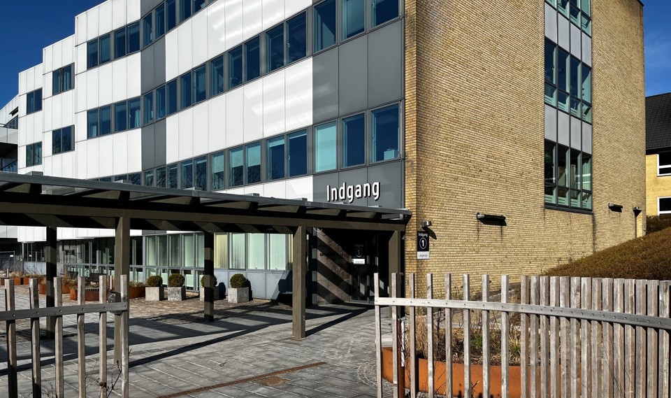 Billede af bygning der huser indgang 1 på lokation Engparken 1. Her kan du finde følgende afdelinger: Hjertemedicinsk Ambulatorium, Urinvejskirurgisk Ambularium/Dagkirurgi, Ortopædkirurgisk Dagkirurgi og Organkirurgisk Dagkirurgi