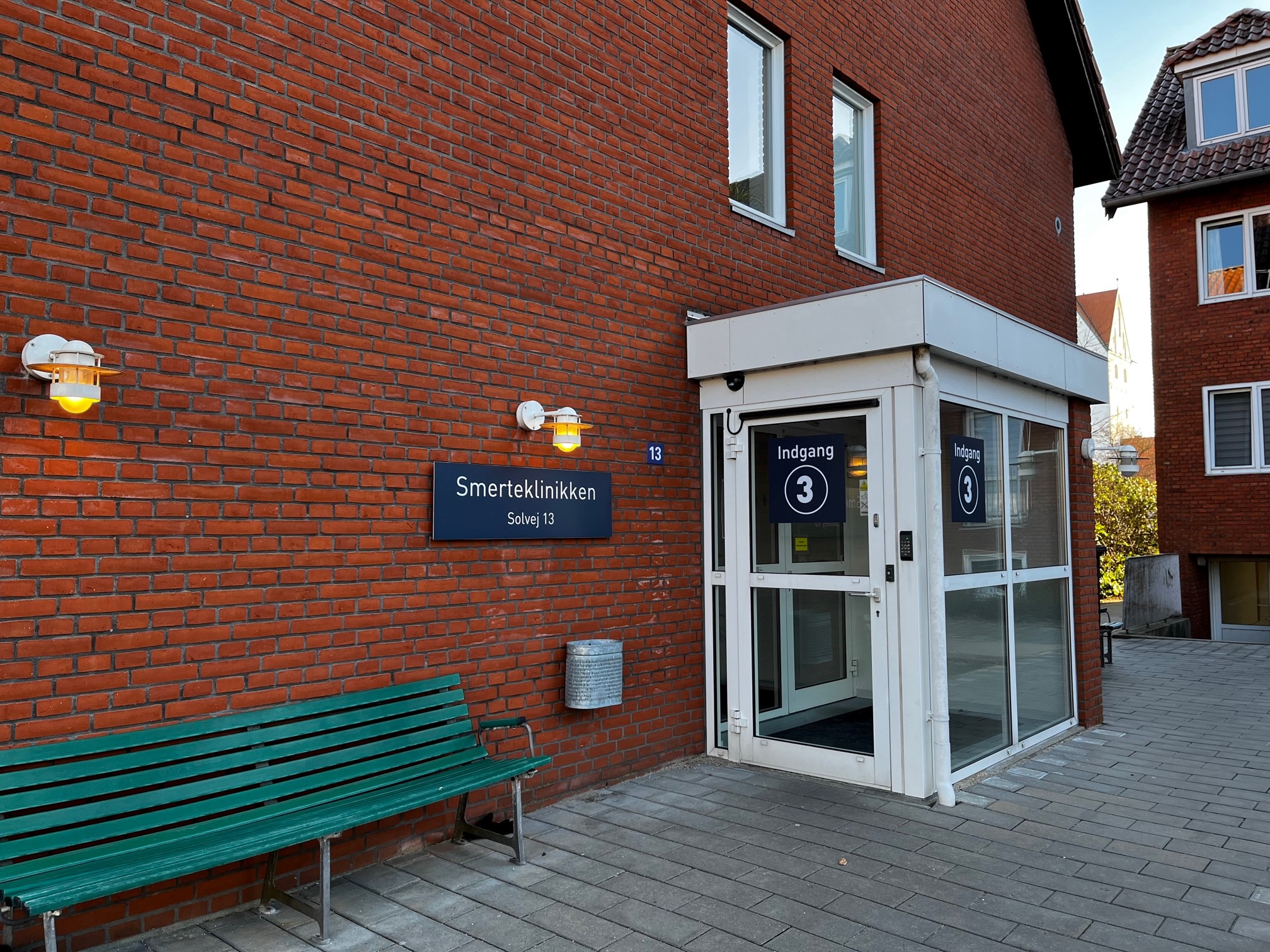 Billede af bygning der huser indgang 3 på lokation Solvej 13. Her kan du finde Smerteklinikken. 