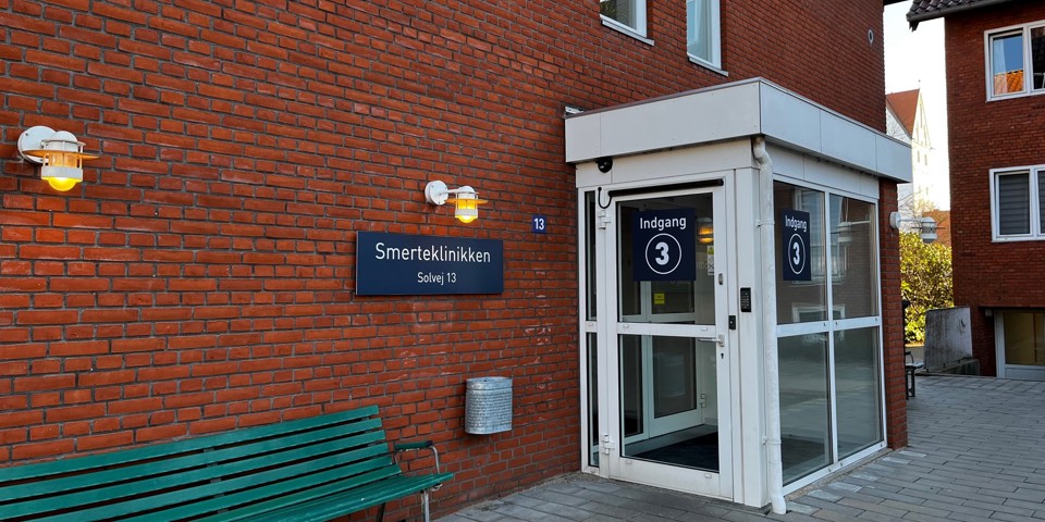 Billede af bygning der huser indgang 3 på lokation Solvej 13. Her kan du finde Smerteklinikken.